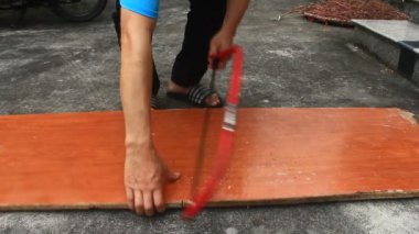 Marangoz odun kesiyor.