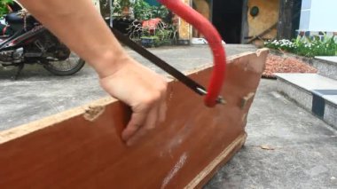 Marangoz odun kesiyor.