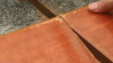 Marangoz odun kesiyor.