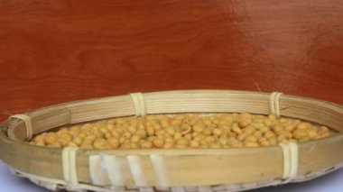 Çiftçiler soya fasulyesi hasatı