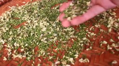 Şifalı çay yapımında kullanılan kurutulmuş otlar.