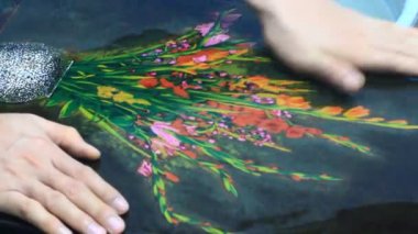 Ressam dantelli bir tablo yapıyor.