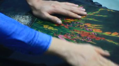 Ressam dantelli bir tablo yapıyor.