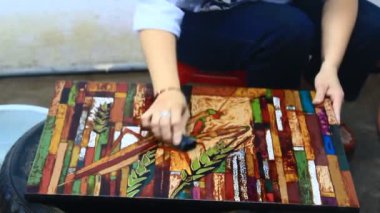 Ressam dantelli bir tablo yapıyor.