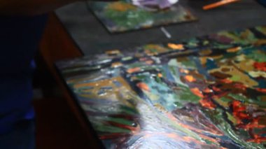 Ressam dantelli bir tablo yapıyor.