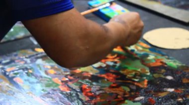 Ressam dantelli bir tablo yapıyor.