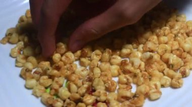 Tabakta gevrek mısır.