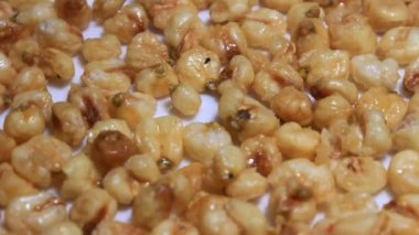 Tabakta gevrek mısır.