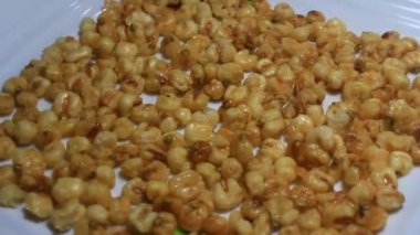 Tabakta gevrek mısır.