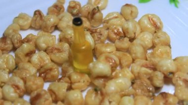 Tabakta gevrek mısır.