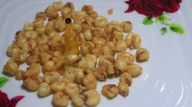 Tabakta gevrek mısır.