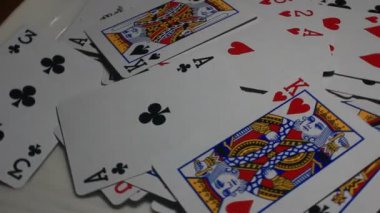 Bir deste kağıtta kartlar