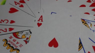 Bir deste kağıtta kartlar