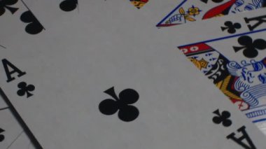 Bir deste kağıtta kartlar