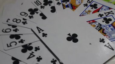 Bir deste kağıtta kartlar