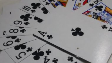 Bir deste kağıtta kartlar