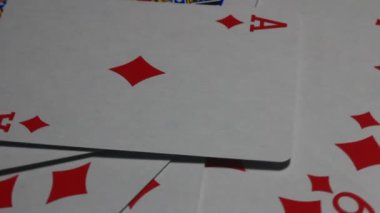 Bir deste kağıtta kartlar