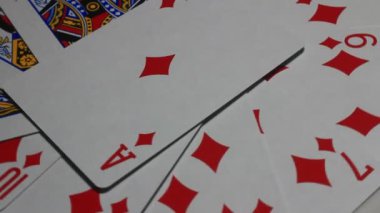 Bir deste kağıtta kartlar