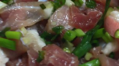 domuz eti tabağa dilimlenmiş