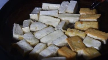 Tabakta kızarmış soya peyniri