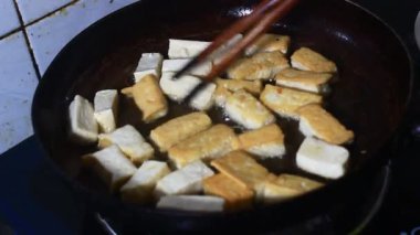 Tabakta kızarmış soya peyniri