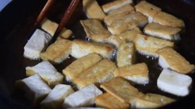 Tabakta kızarmış soya peyniri