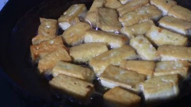 Tabakta kızarmış soya peyniri