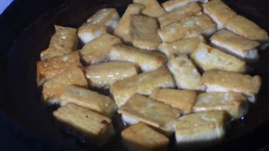 Tabakta kızarmış soya peyniri
