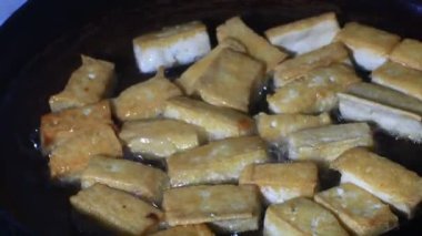 Tabakta kızarmış soya peyniri