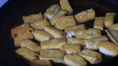 Tabakta kızarmış soya peyniri