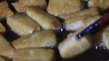 Tabakta kızarmış soya peyniri