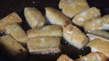 Tabakta kızarmış soya peyniri