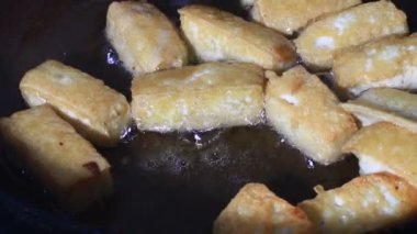 Tabakta kızarmış soya peyniri