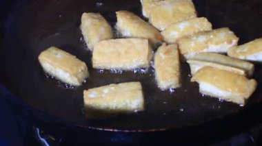 Tabakta kızarmış soya peyniri