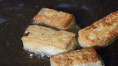 Tabakta kızarmış soya peyniri