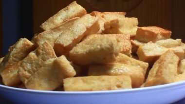 Tabakta kızarmış soya peyniri