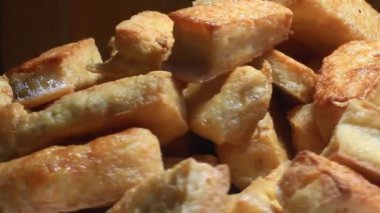 Tabakta kızarmış soya peyniri