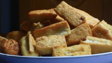 Tabakta kızarmış soya peyniri