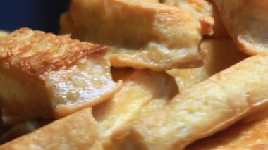 Tabakta kızarmış soya peyniri