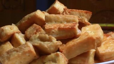 Tabakta kızarmış soya peyniri