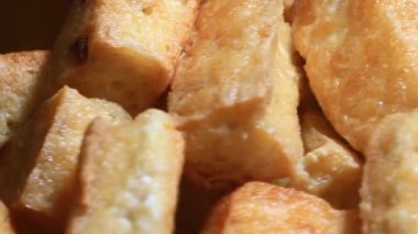 Tabakta kızarmış soya peyniri