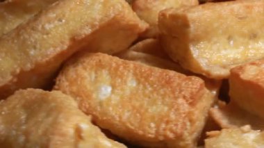 Tabakta kızarmış soya peyniri