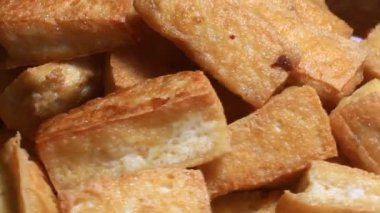 Tabakta kızarmış soya peyniri