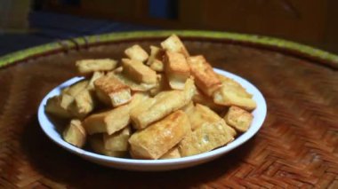 Tabakta kızarmış soya peyniri