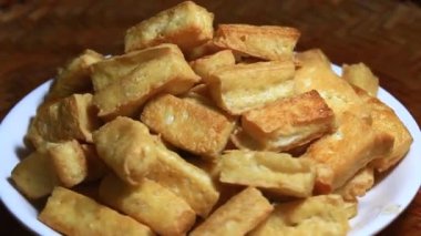 Tabakta kızarmış soya peyniri
