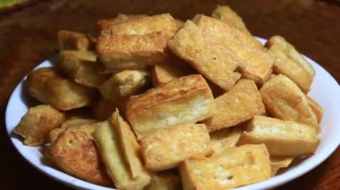 Tabakta kızarmış soya peyniri