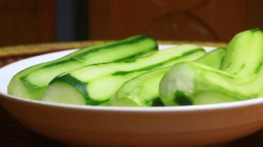 Tabakta salatalık var.