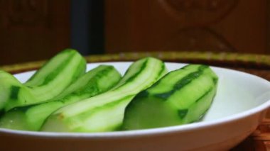 Tabakta salatalık var.