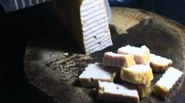 Tabakta erişte var.