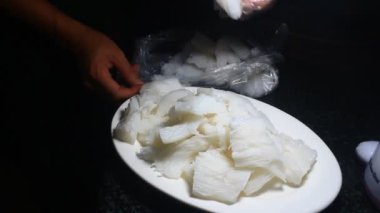 Tabakta erişte var.
